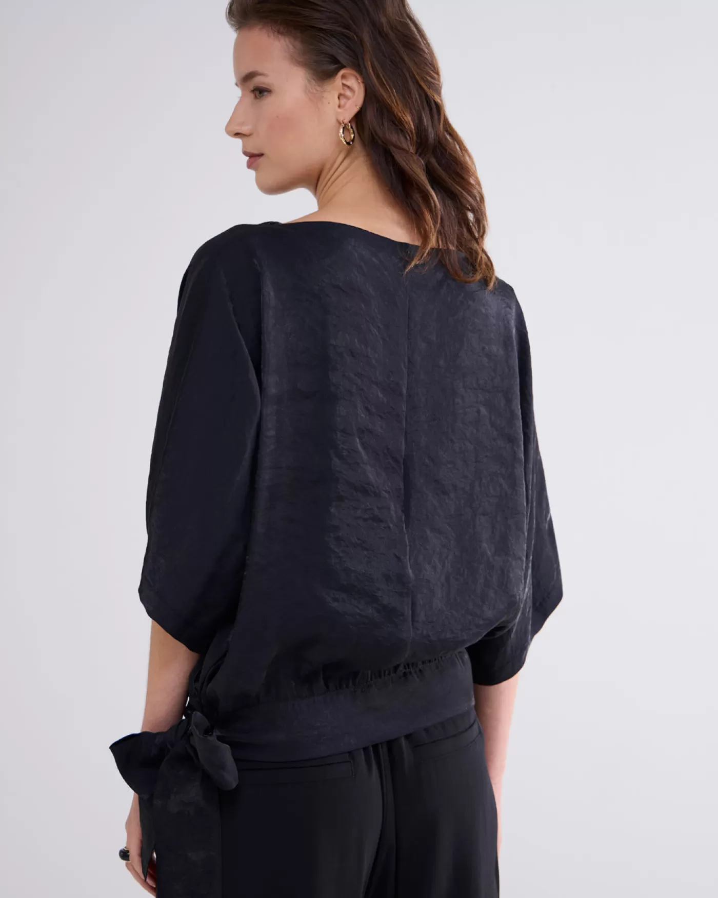 glanzende_top_met_ceintuur_119172.webp Summum Tops & T-Shirts<Glanzende top met ceintuur