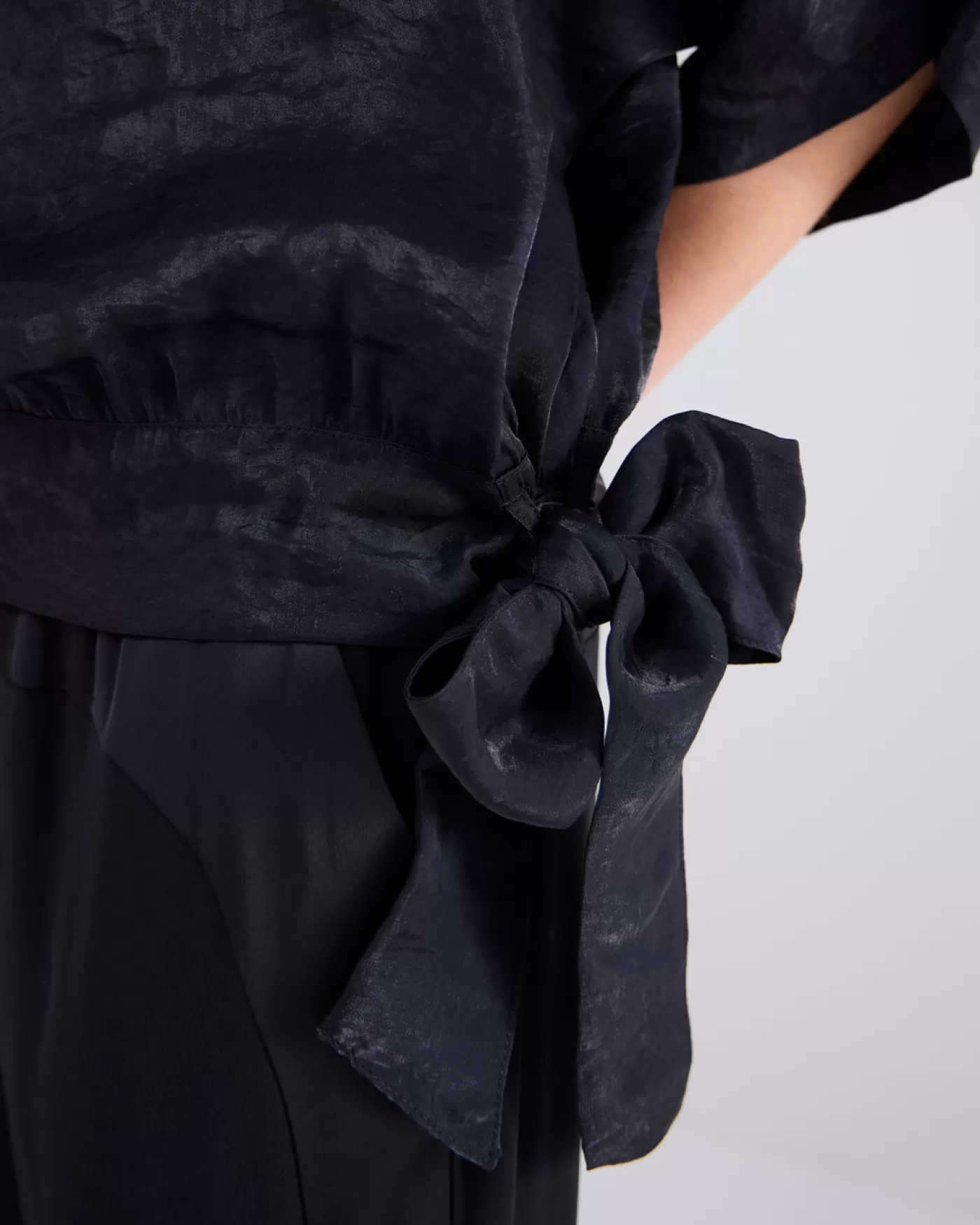 glanzende_top_met_ceintuur_119176.webp Summum Tops & T-Shirts<Glanzende top met ceintuur