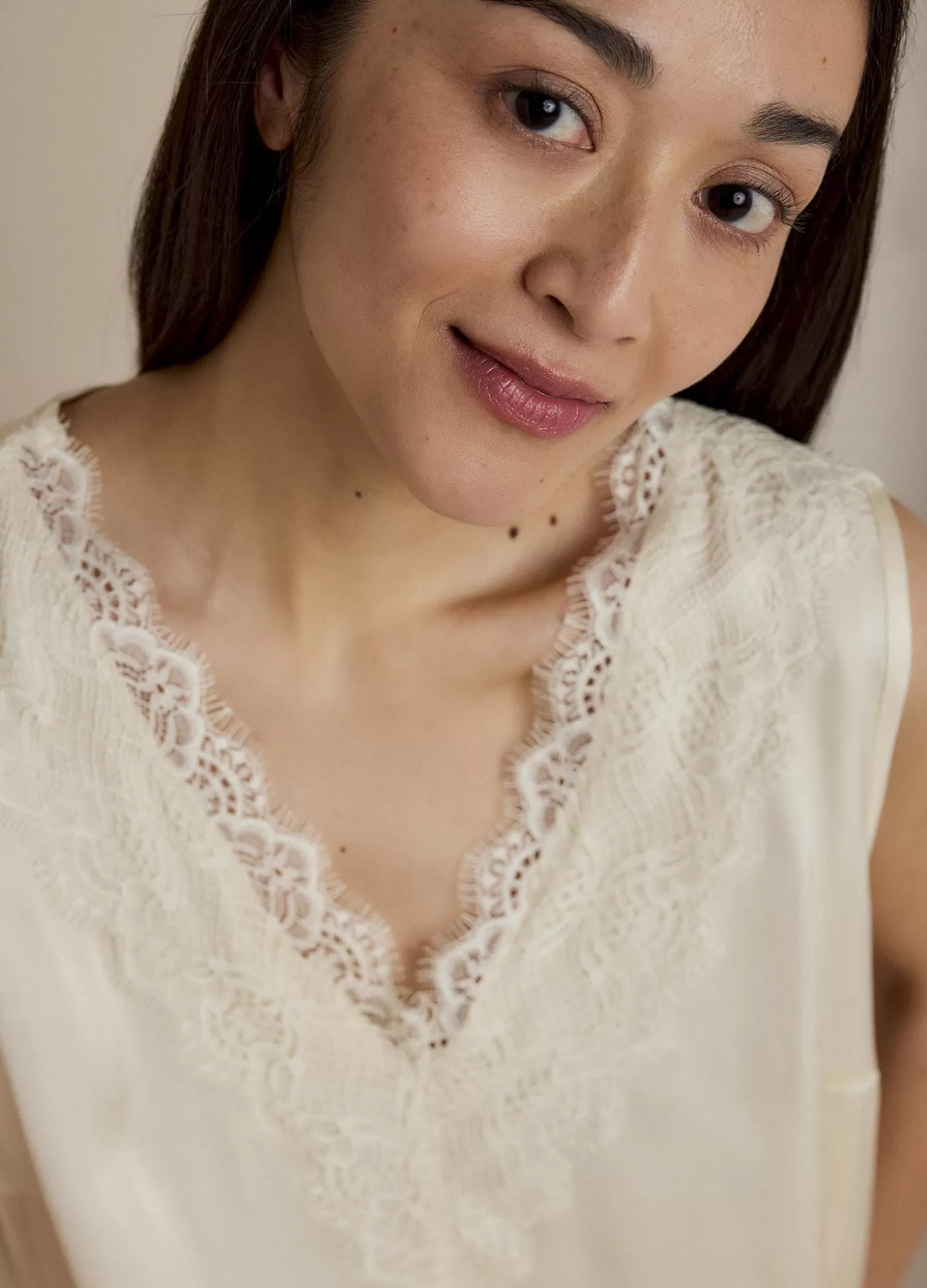 satijnen_top_met_kant_114338.webp Summum Basics | Tops & T-Shirts<Satijnen top met kant