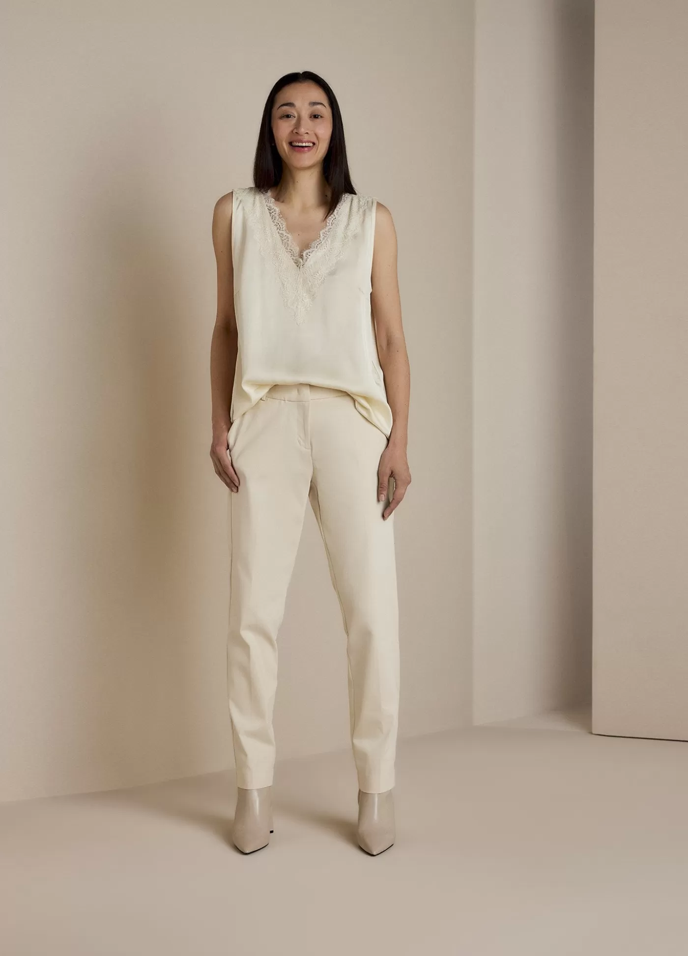 satijnen_top_met_kant_114341.webp Summum Basics | Tops & T-Shirts<Satijnen top met kant